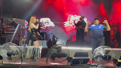 Derya Uluğ konserinde sahneye çıkan zabıta şov yaptı
