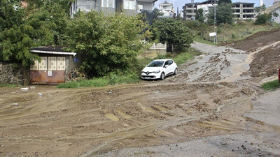 Sinop'ta sağanak hayatı olumsuz etkiledi: Bir binanın istinat duvarı çöktü