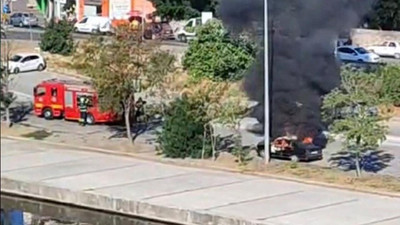 Çanakkale'de park halindeki araç alev alev yandı