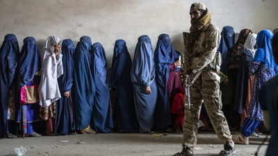 Taliban kadınların ardından erkeklerin hayatına da girdi: Kot giymek yasaklandı