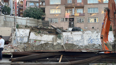 Deprem değil inşaat... İstanbul'da yol çöktü