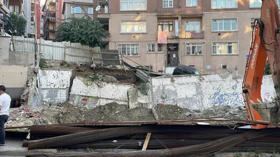 Deprem değil inşaat... İstanbul'da yol çöktü