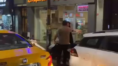 Trafikte taksici - kadın yolcu kavgası: ''Paramı ver'', ''Götürmedin ki''