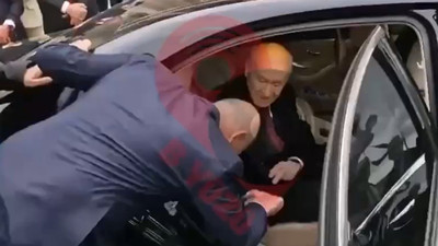 Soylu, Bahçeli’nin elini öpmeye çalıştı