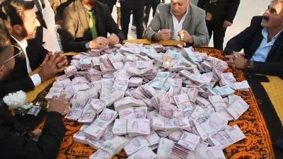 Aşiret düğününde takı yarışı: Geline kilo kilo altın, damada deste deste para