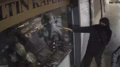 Şaşkın hırsızlar koca tabelayı görmedi; dükkanı soydu
