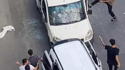 İstanbul'da çekiçli dehşet: Yol kesen magandalar sürücüye saldırdı!