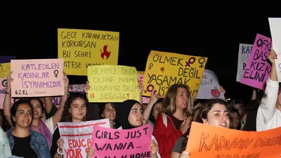 Yurdun dört bir yanında binlerce kişi kadınlarımız için sokaktaydı