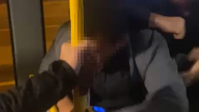 Durakta bekleyen kadını taciz eden şüpheliye otobüste meydan dayağı