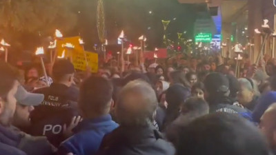 Bunun adı kadın seli: Yüzlerce kadın sokağa indi, polis engelleyemedi