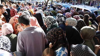 Vatandaşlar ucuza çorap için birbirini ezdi