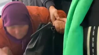 Metroda yer bulamayan yaşlı kadın yere yığıldı
