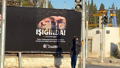 Başınıza Atatürk kadar taş düşsün: İzmir'de Atatürk afişlerine çirkin saldırı