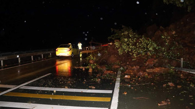 Karadeniz Sahil Yolu'nu yine sel aldı
