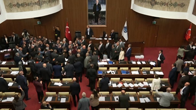 Ankara Büyükşehir Belediye Meclisi'nde AK Partili üyeler kürsüyü basıp kavga çıkardı