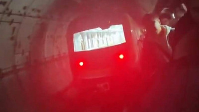 İstanbul'da sürücüsüz metro paniği: Yolcular raylara indi
