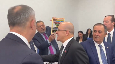 CHP'li vekiller Bakan Şimşek'i böyle karşıladı