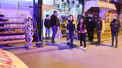 Eli bıçaklı psikopat yolda yürüyen kadını kalçasından bıçakladı