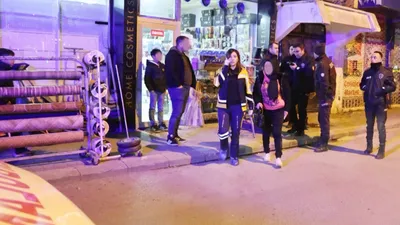 Eli bıçaklı psikopat yolda yürüyen kadını kalçasından bıçakladı