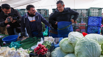 Özel'i pazarda gören şaşıp kaldı: Önlüğünü giyip sebze sattı