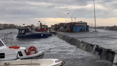 İstanbul'u lodos vurdu; deniz taştı