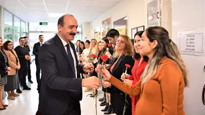 Konyaaltı Belediye Başkanı Kotan'dan öğretmenlere karanfilli kutlama