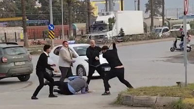 Güler misin, ağlar mısın ? Trafikte eli süpürgeli kavga kamerada