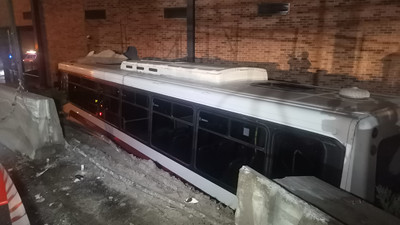 Belediye otobüsü AVM bahçesine uçtu