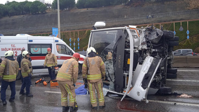 İstanbul'da servis minibüsü devrildi: Ölü ve yaralılar var