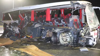 Yolcu otobüsü ile TIR çarpıştı: Ölü ve yaralılar var