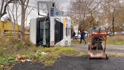 İstanbul'da yol çöktü; kamyon çukura düştü