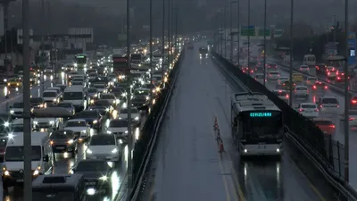 İstanbul'da yağmurla birlikte trafik kilitlendi