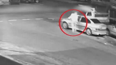 Otomobil motor parçası hırsızı kamerada... Arabayı değil, parçalarını çaldı!