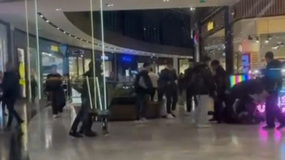 AVM'de kıyamet koptu: 2 grubun kavgası kamerada