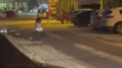 Sokak ortasında dehşet: Pusu kurup eşini 13 yerinden bıçakladı