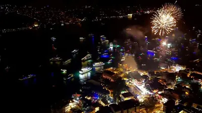 İstanbul gece yarısında havai fişek şovu ile aydınlandı