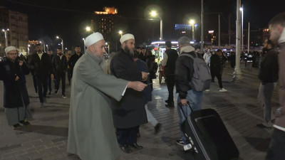 Tebliğciler, yılbaşı gecesi Taksim Meydanı’nda bildiri dağıttı