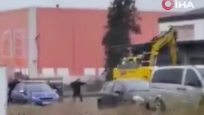 Polise iş makinalı saldırı: 3 polis yaralandı