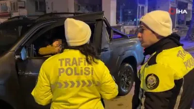 Polisi görünce hem aracı hem de içindeki kadını bırakıp kaçtı