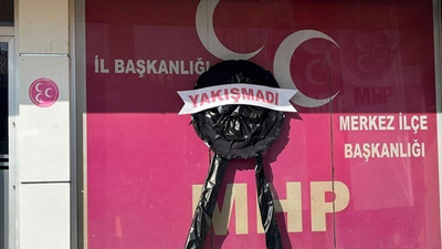 MHP'ye siyah çelenkli protesto: ''Sizin oğlunuz hiç öldü mü ?''