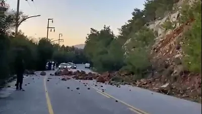 Marmaris'te heyelan: Karayolu ulaşıma kapandı