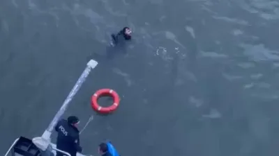 Ölüm kalım savaşı kamerada: İstanbul'da bir kişi denize düştü