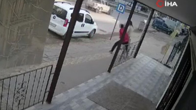 Genç kıza yolda yumruklu saldırı: Hastanelik oldu, ölümden döndü!