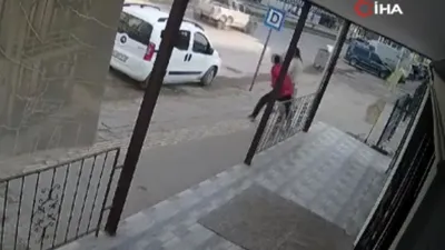 Genç kıza yolda yumruklu saldırı: Hastanelik oldu, ölümden döndü!