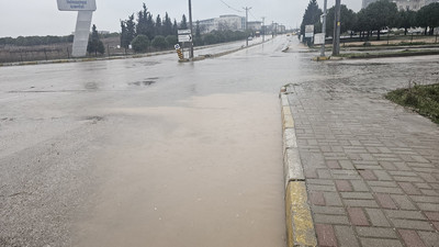 Sağanak fena vurdu: Rögarlar patladı, yollar göle döndü