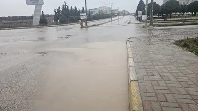 Sağanak fena vurdu: Rögarlar patladı, yollar göle döndü