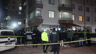Annesini, babasını ve kardeşini öldürüp intihar etti
