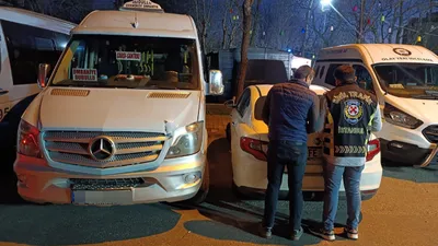 İstanbul'da minibüs şoförleri yarıştı, hamile yolcu kendini araçtan attı!