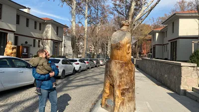 Kuruyan ağaçları sökmeden yerinde  sanat eserine dönüştürüyor