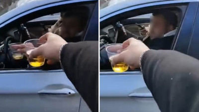 Trafikte direksiyon başında alkol alıp kadeh tokuşturdular!